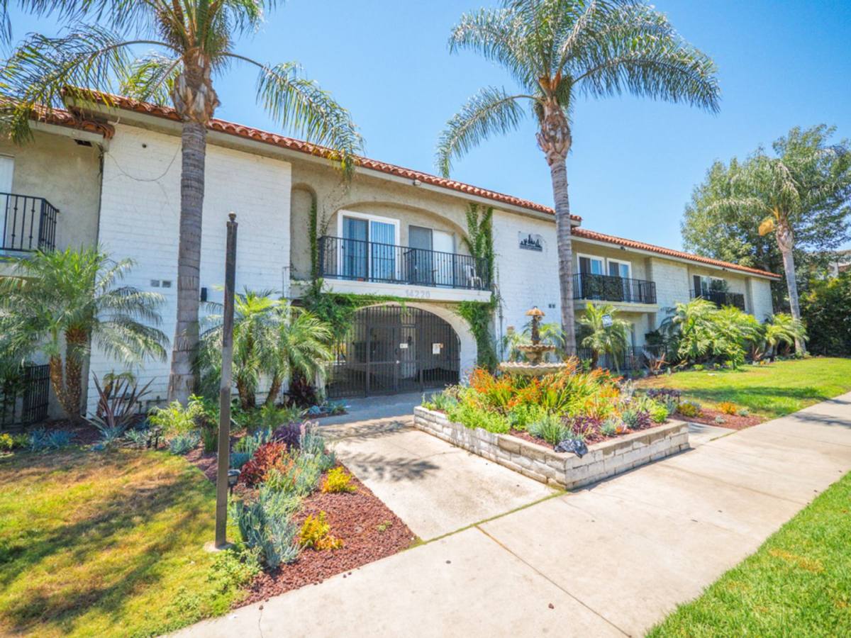 Apartment for rent at 14220 Burbank Blvd, Van Nuys, CA 91401