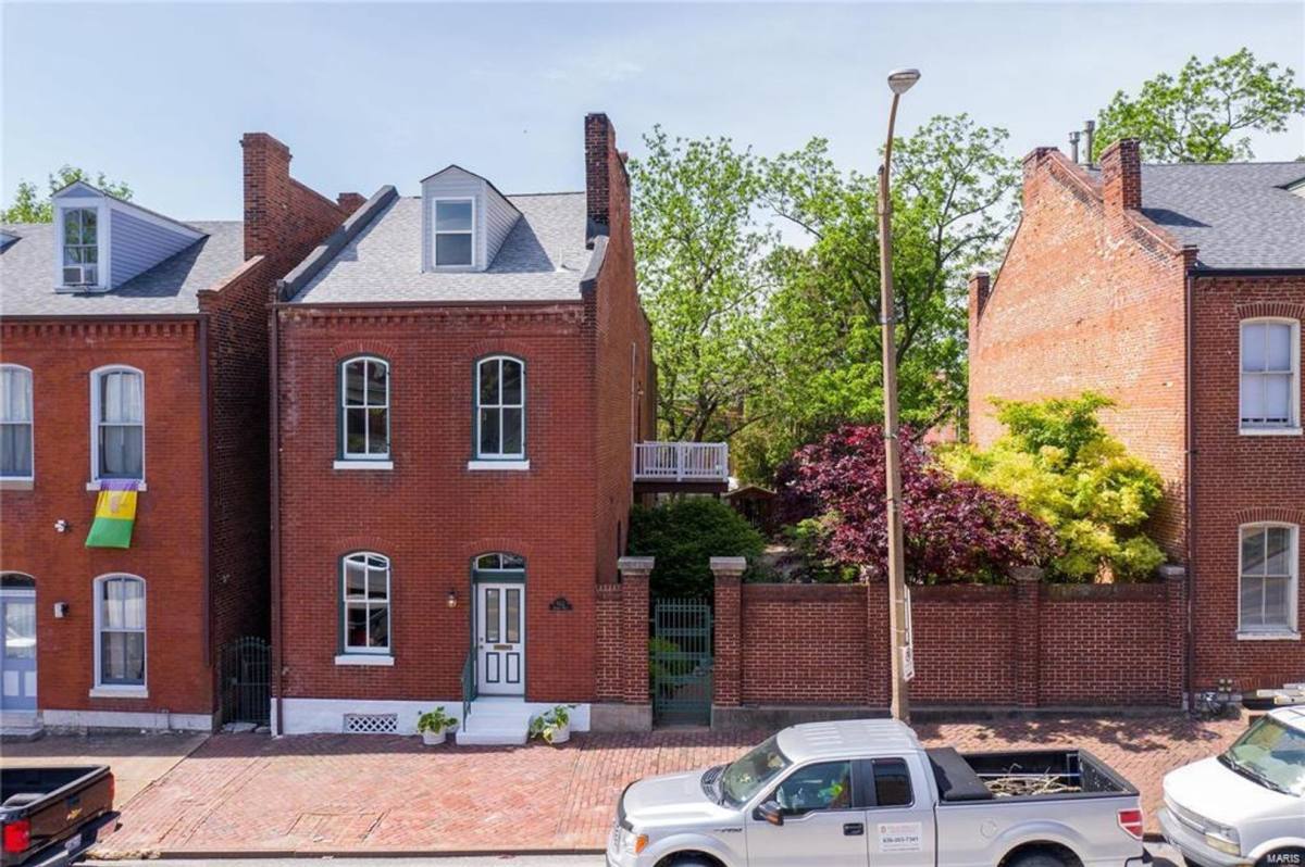 House for rent at 922 Russell Blvd, Saint Louis, MO 63104