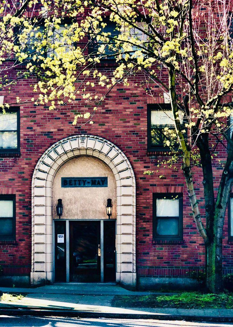Apartment for rent at 221 W Mercer St, Seattle, WA 98119