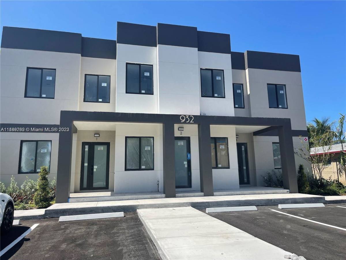 Townhouse for rent at 932 SW 10th St, Miami, FL 33130