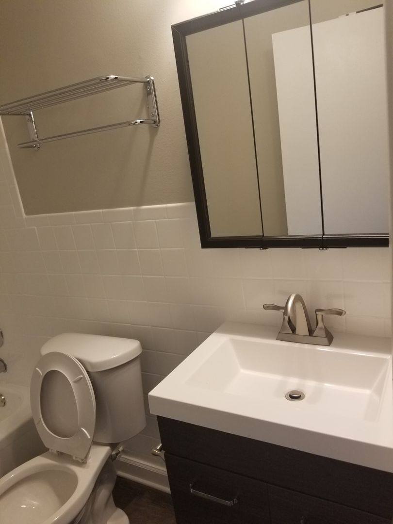 Apartment for rent at 985 Grand Canyon Parkway, Hoffman Estates, IL 60169