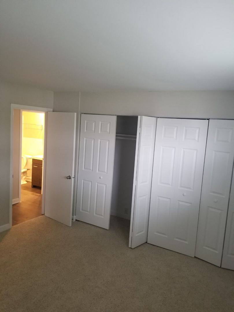 Apartment for rent at 985 Grand Canyon Parkway, Hoffman Estates, IL 60169