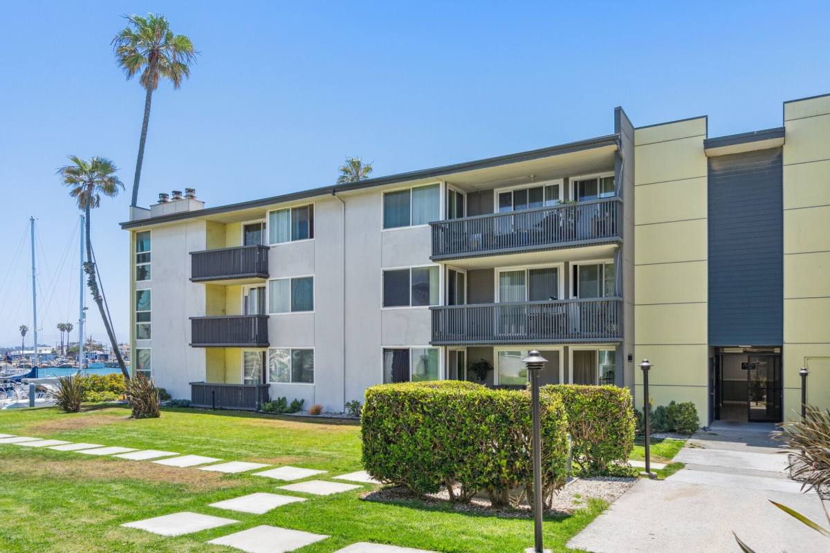 Apartment for rent at 4200 S Harbor Blvd, Oxnard, CA 93035