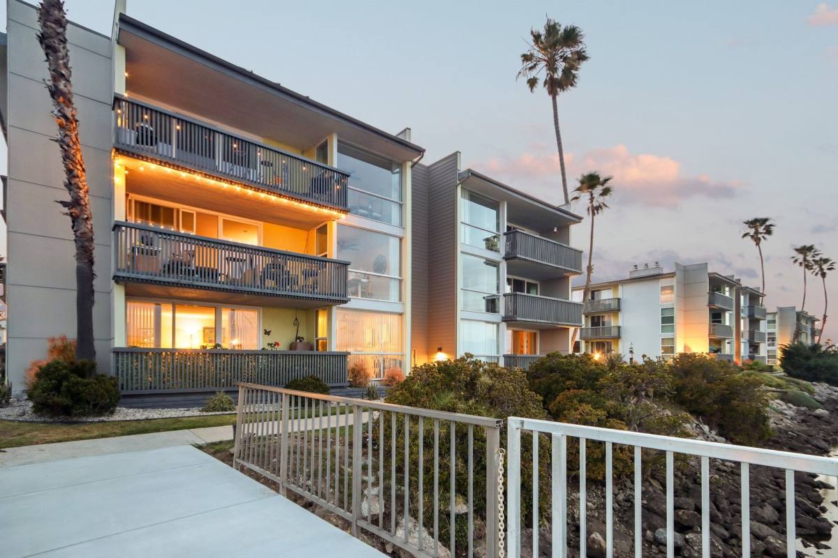 Apartment for rent at 4200 S Harbor Blvd, Oxnard, CA 93035