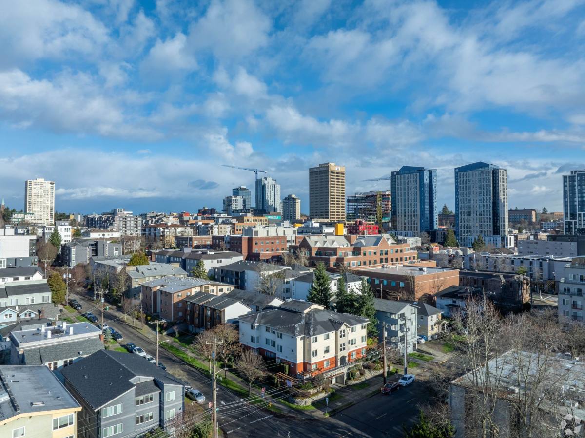 Apartment for rent at 800 NE 42nd St, Seattle, WA 98105