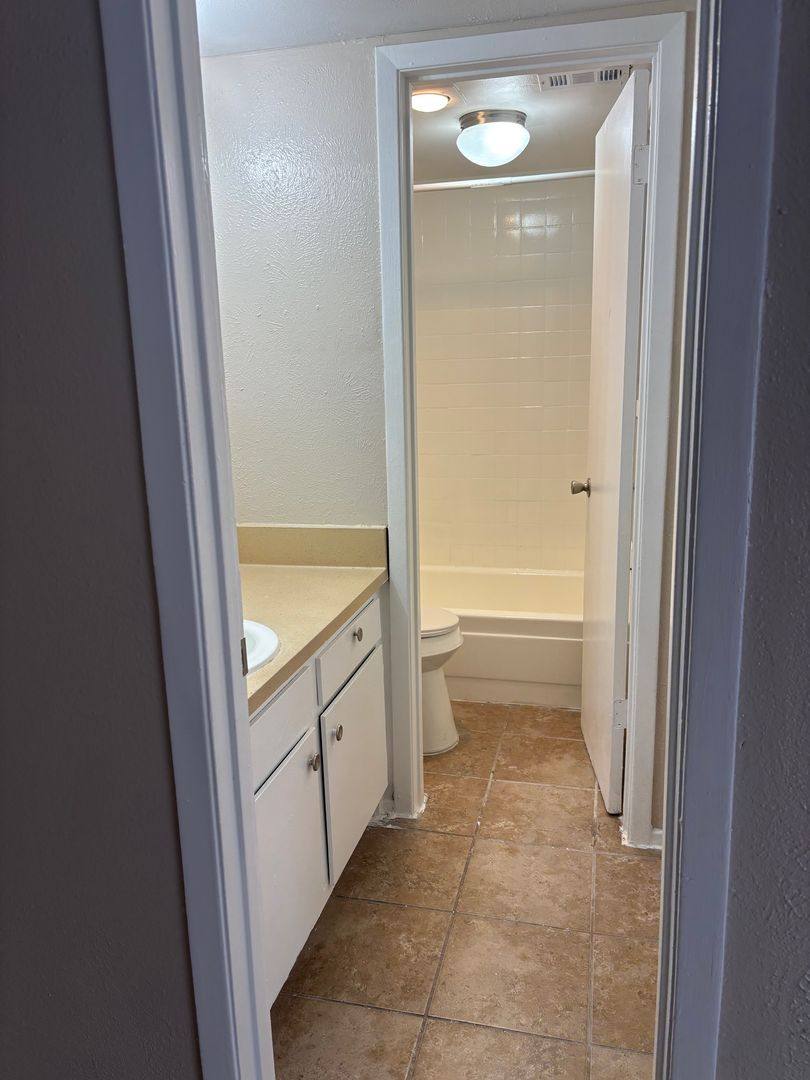 Apartment for rent at 1676 Carter Dr, Arlington, TX 76010