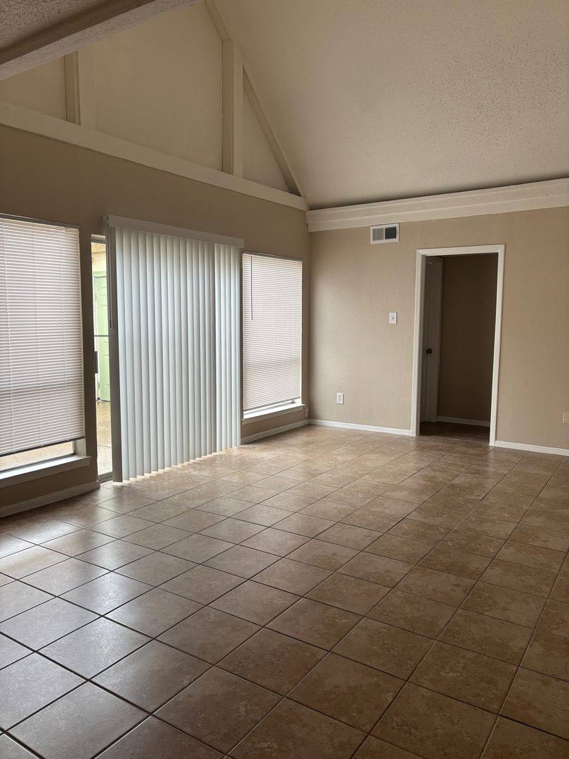 Apartment for rent at 1676 Carter Dr, Arlington, TX 76010