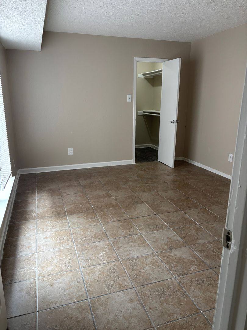 Apartment for rent at 1676 Carter Dr, Arlington, TX 76010