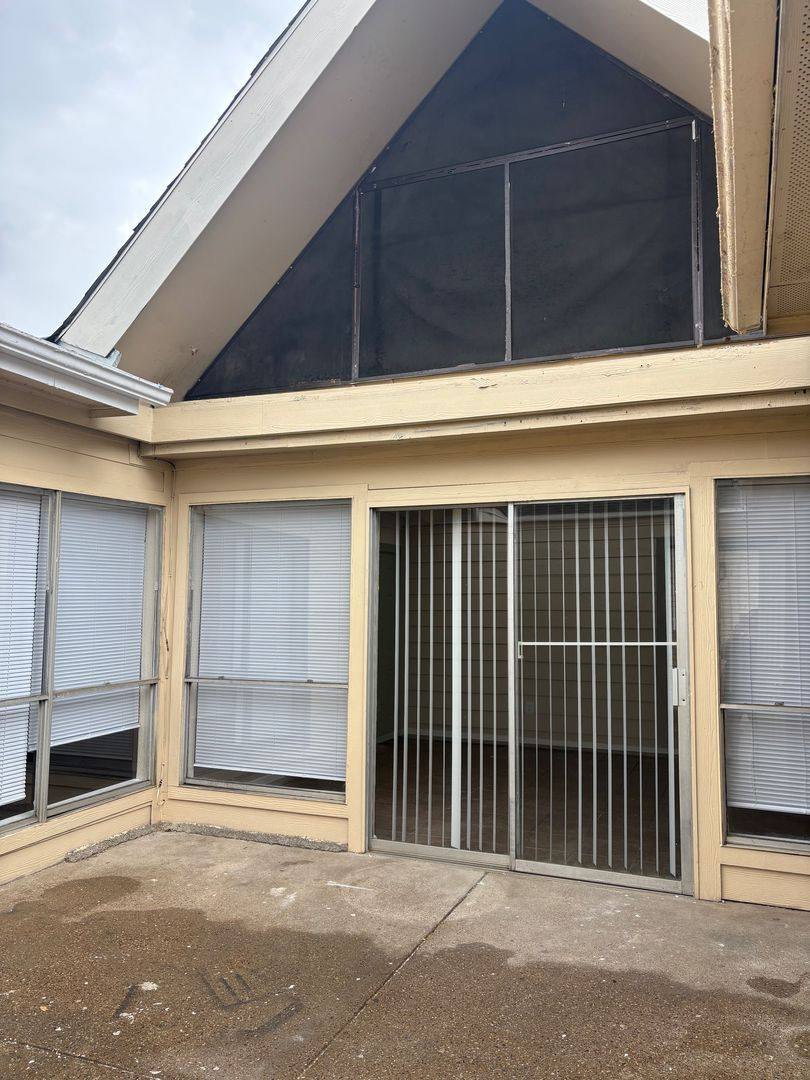 Apartment for rent at 1676 Carter Dr, Arlington, TX 76010