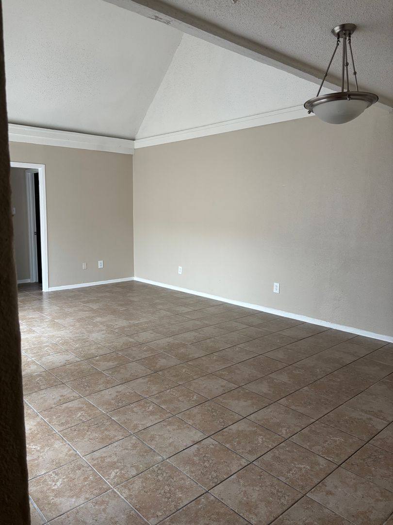 Apartment for rent at 1676 Carter Dr, Arlington, TX 76010