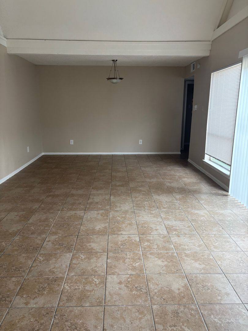 Apartment for rent at 1676 Carter Dr, Arlington, TX 76010