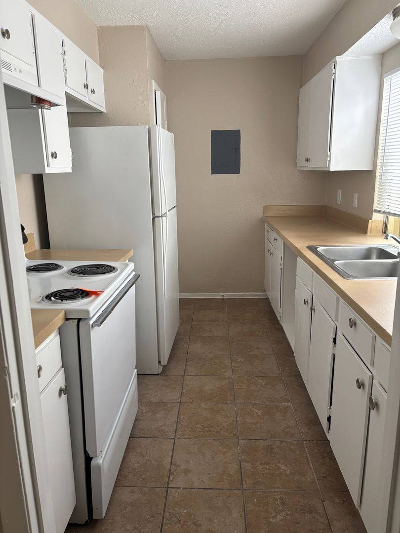 Apartment for rent at 1676 Carter Dr, Arlington, TX 76010