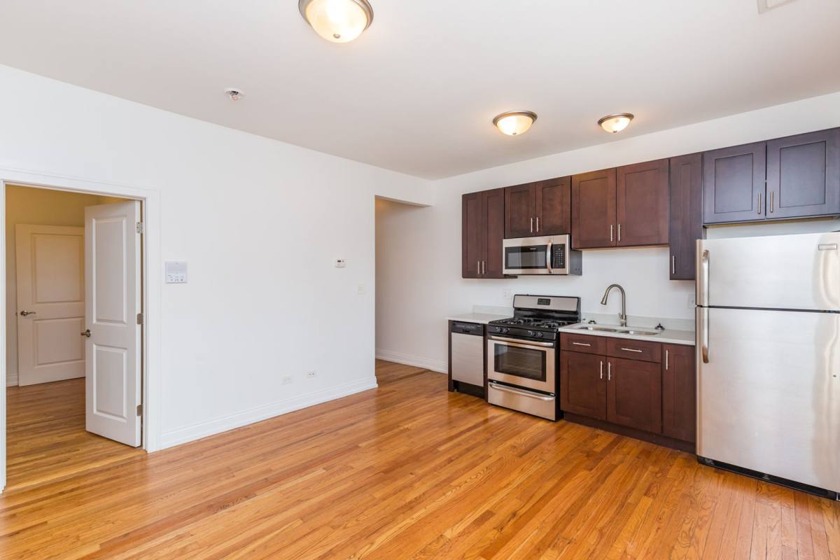 Apartment for rent at 4050 N Milwaukee Ave, Chicago, IL 60641