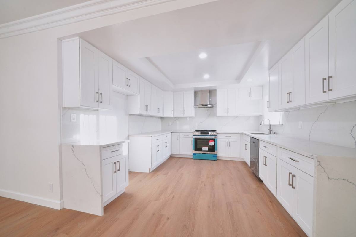 Apartment for rent at 6335 Whitsett Ave, North Hollywood, CA 91606