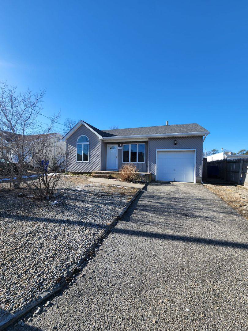 House for rent at 772 Francis Dr, Toms River, NJ 08753
