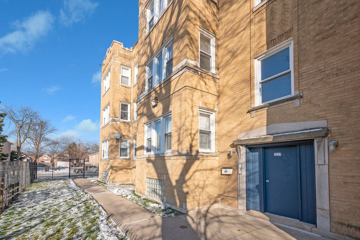 Apartment for rent at 1215 E 72nd St, Chicago, IL 60619
