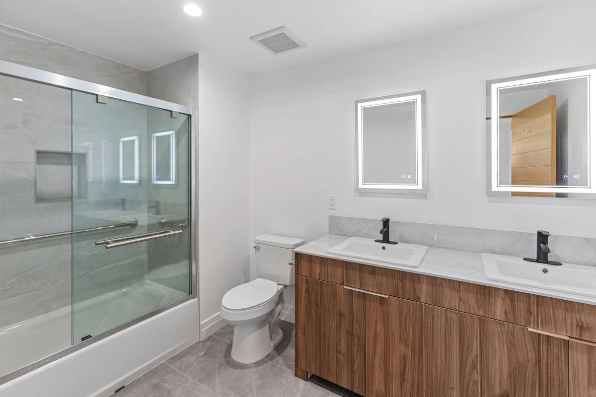 Apartment for rent at 1525 N Hobart Blvd, Los Angeles, CA 90027