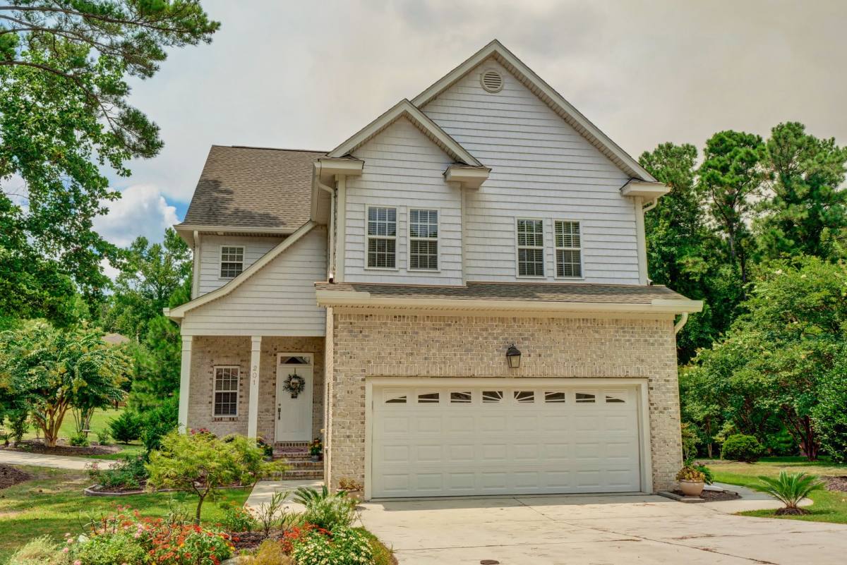 House for rent at 201 Willow Run Rd, Sneads Ferry, NC 28460