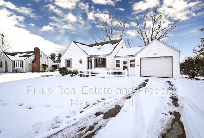 House for rent at 215 Hayes Ave NE, Massillon, OH 44646
