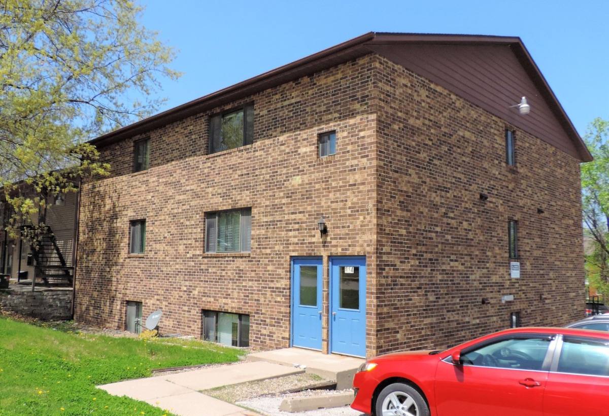Apartment for rent at 814 Oakcrest St, Iowa City, IA 52246