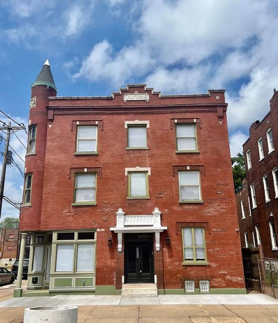 Apartment for rent at 3457-3459 California Ave, Saint Louis, MO 63118