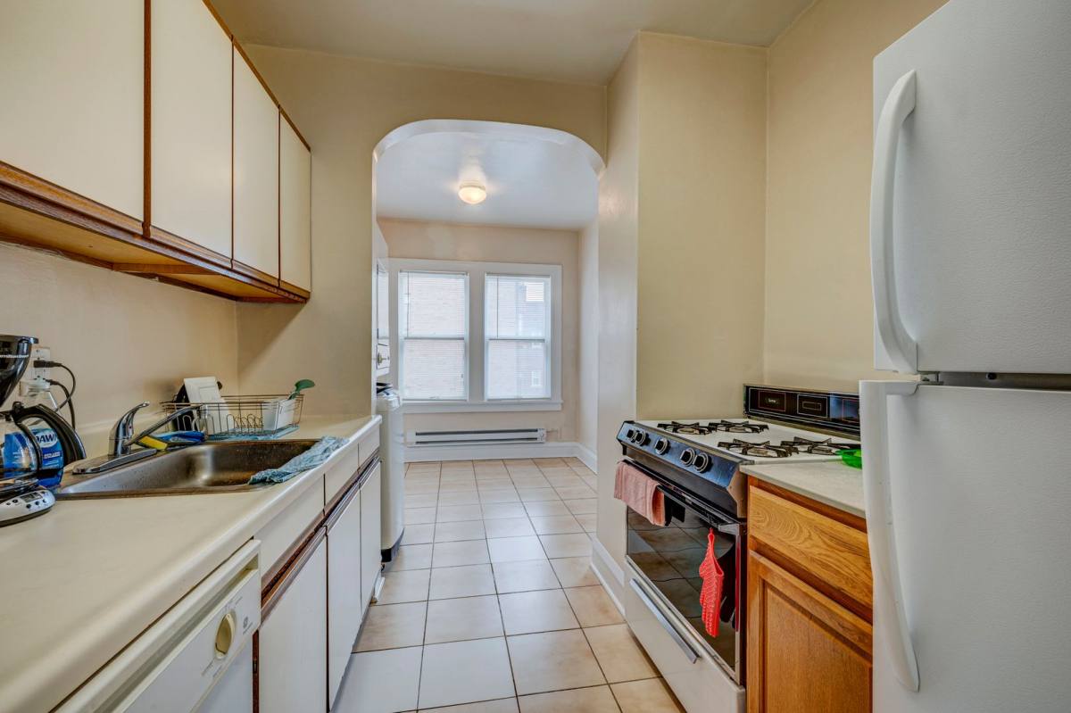 Apartment for rent at 2374 Euclid Heights Blvd, Cleveland, OH 44106