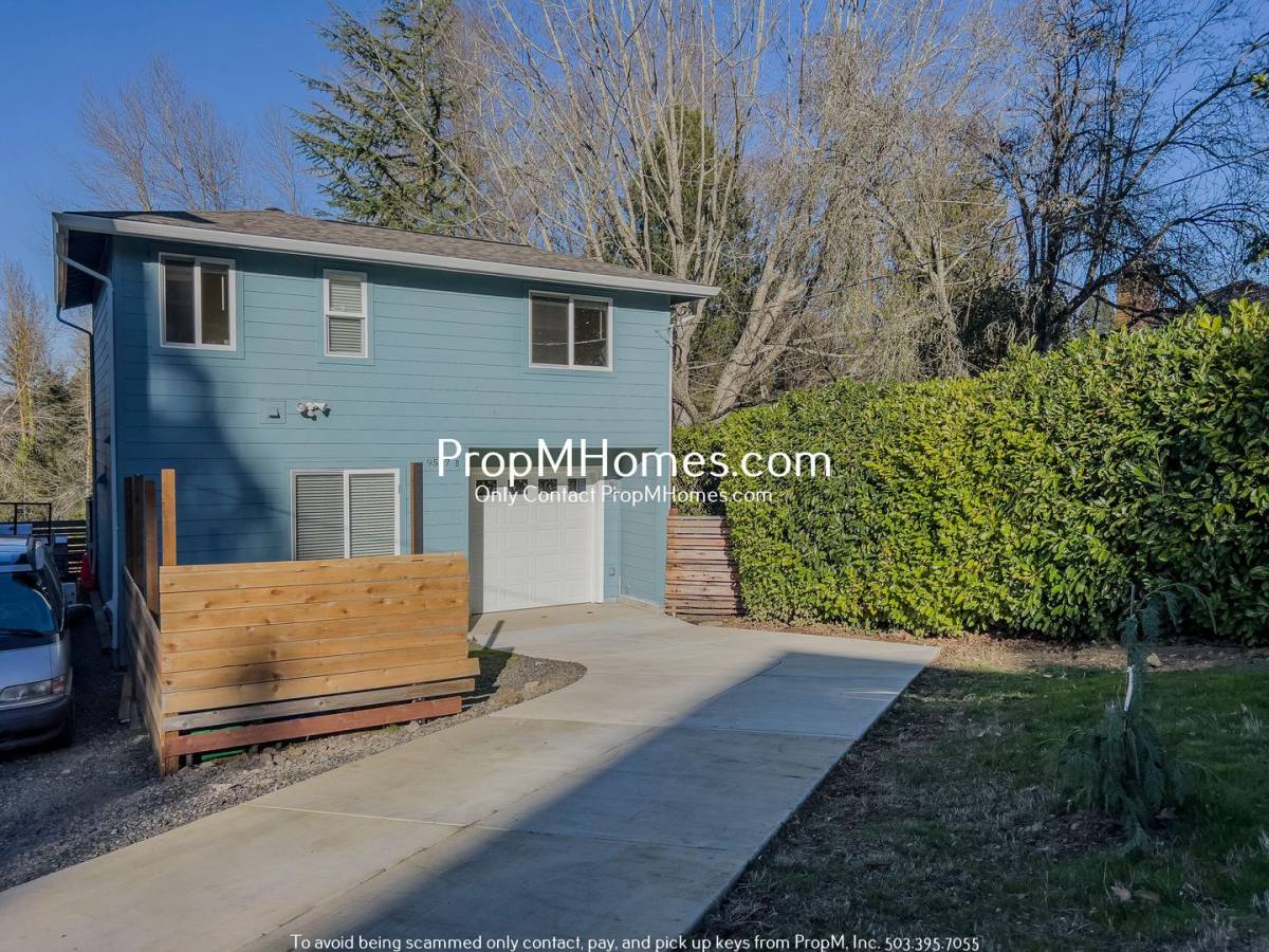 House for rent at 9597 SE Crystal View Dr, Portland, OR 97266