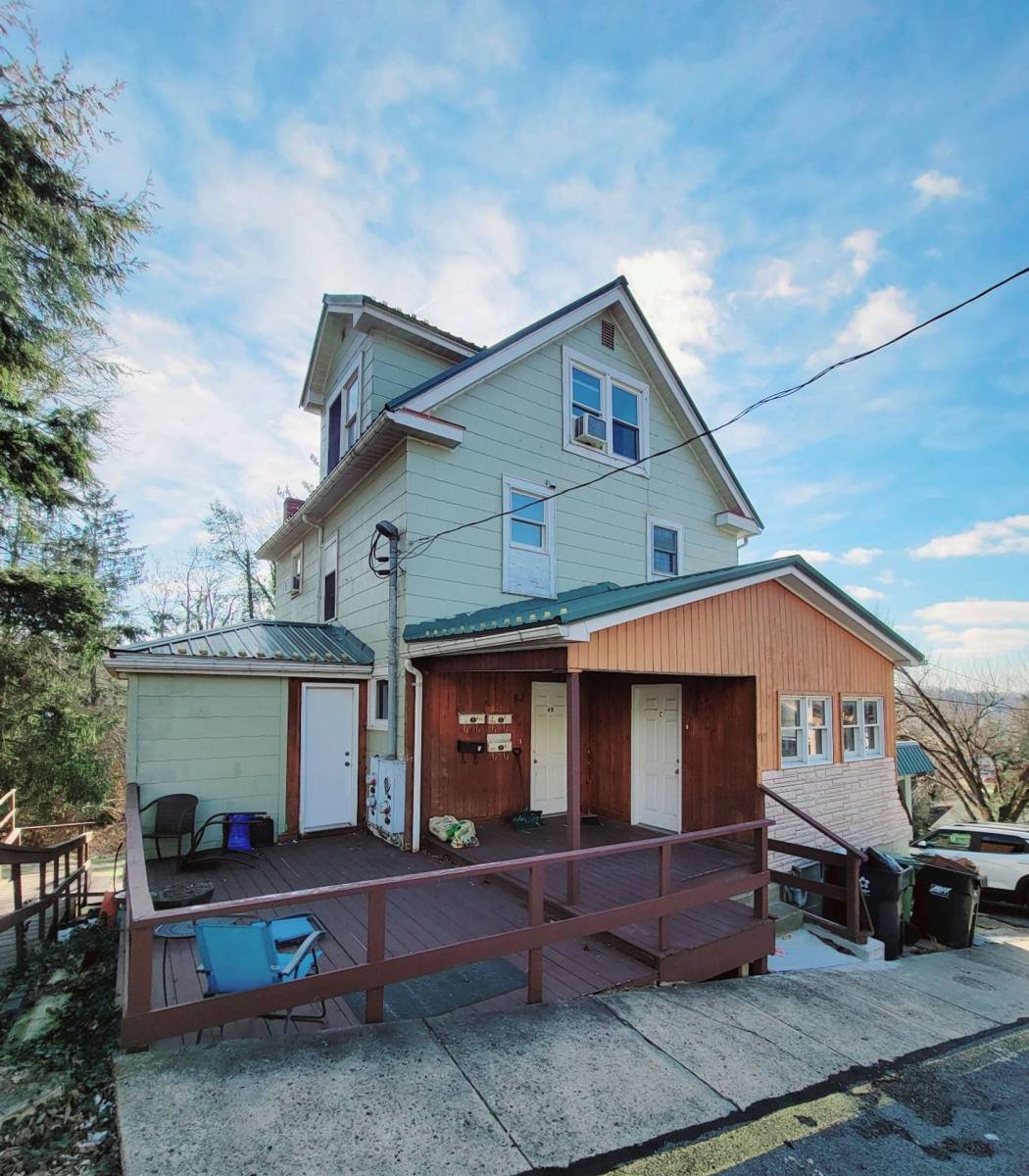 Apartment for rent at 912 Naomi St, Morgantown, WV 26505