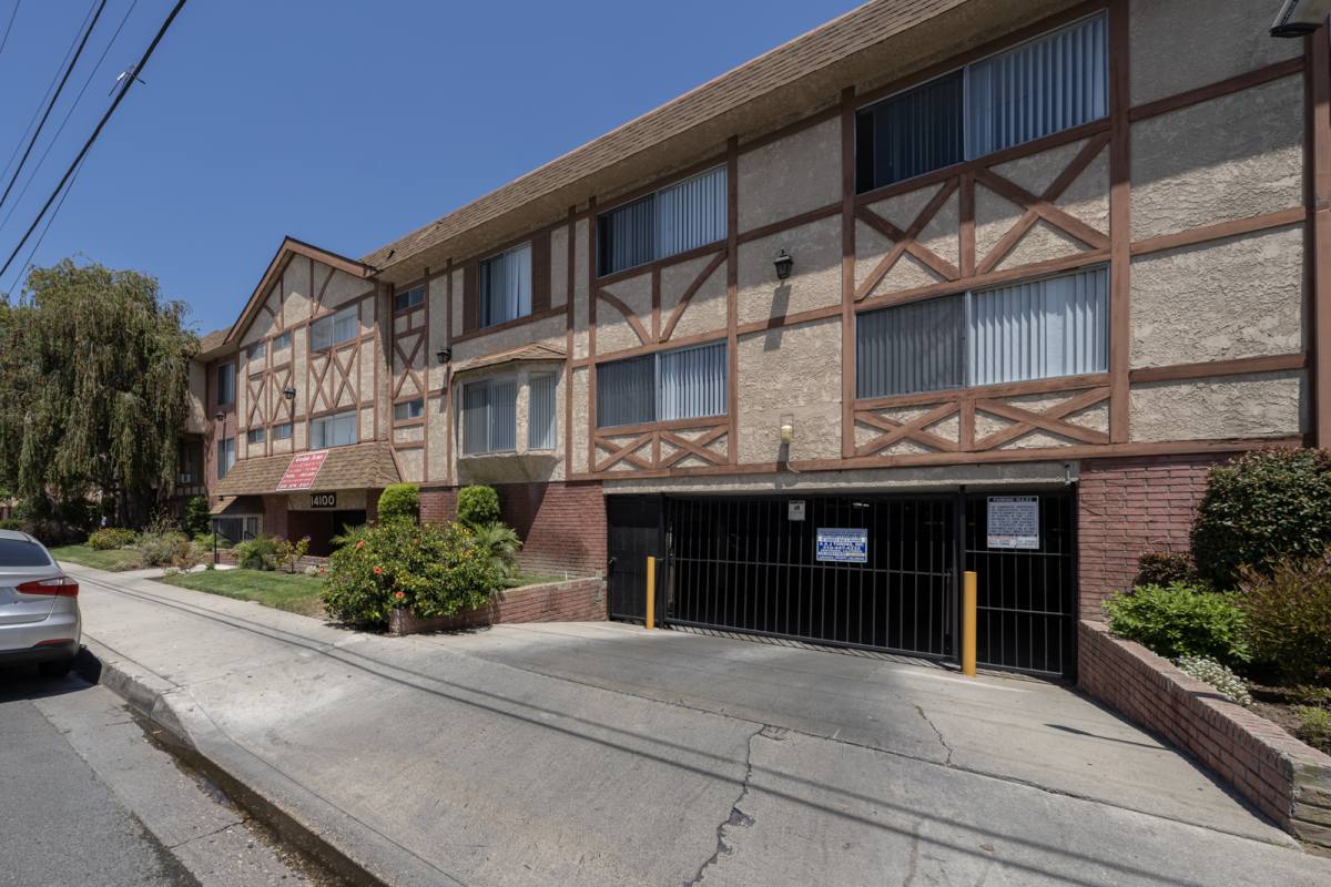 Apartment for rent at 14030-14100 Chadron Ave, Hawthorne, CA 90250