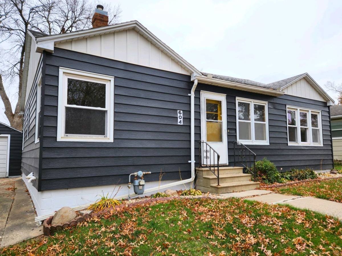 House for rent at 604 10th St, Grundy Center, IA 50638