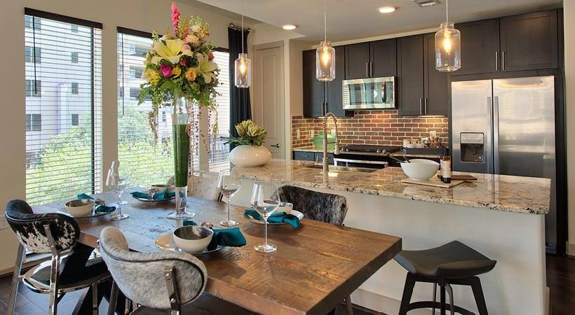 Apartment for rent at 1414 Texas Ave, Houston, TX 77002