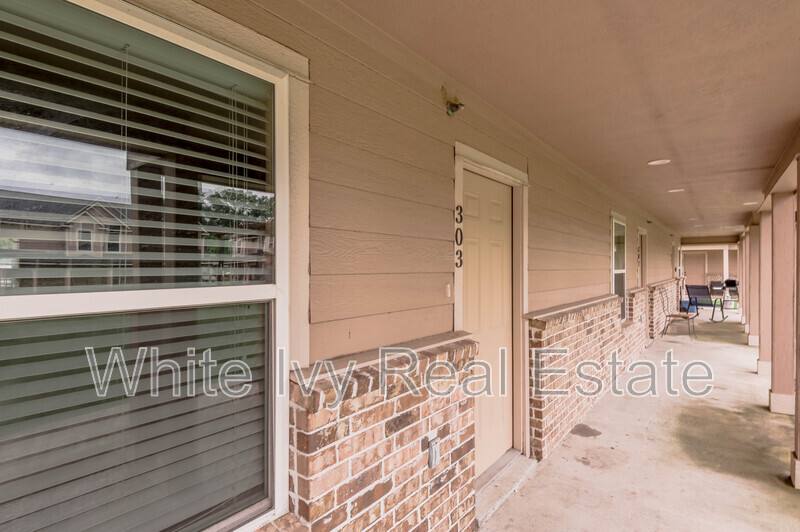 Townhouse for rent at 2002 20th St #303, Huntsville, TX 77340