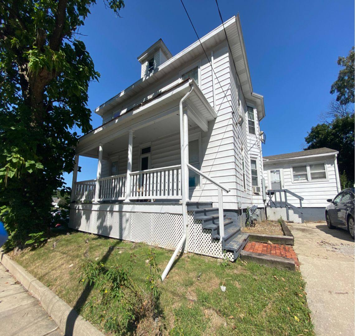 Apartment for rent at 207 W Wood St, Bloomington, IL 61701