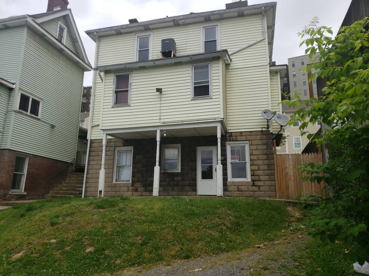Apartment for rent at 233-235 Grant Ave, Morgantown, WV 26505