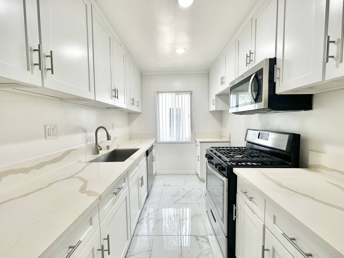 Apartment for rent at 6337 Whitsett Ave #32, North Hollywood, CA 91606