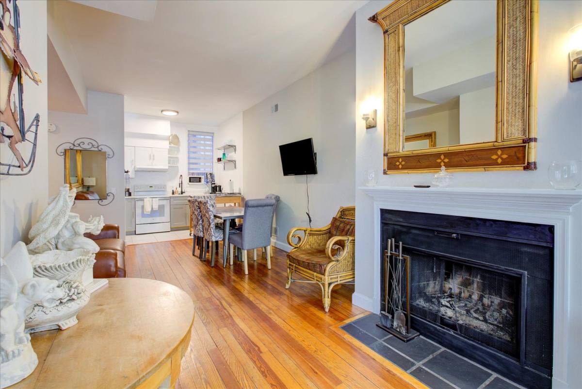 Apartment for rent at 1118 F St NE #2, Washington, DC 20002