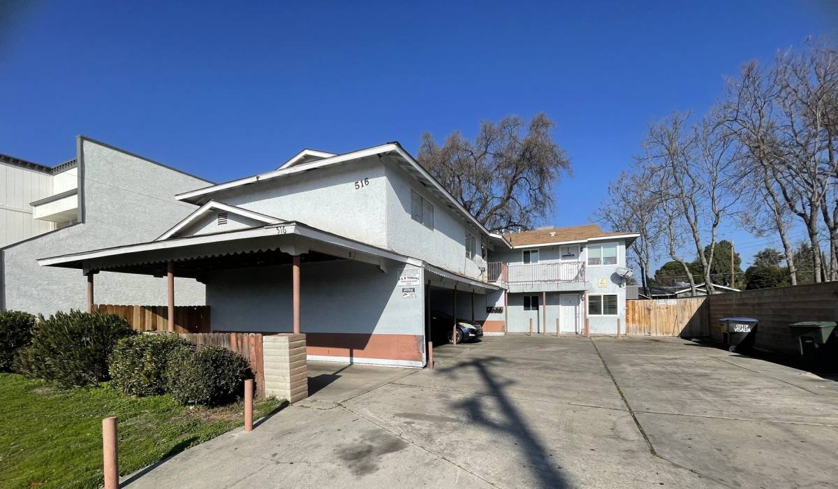 Apartment for rent at 516 W Murray Ave, Visalia, CA 93291