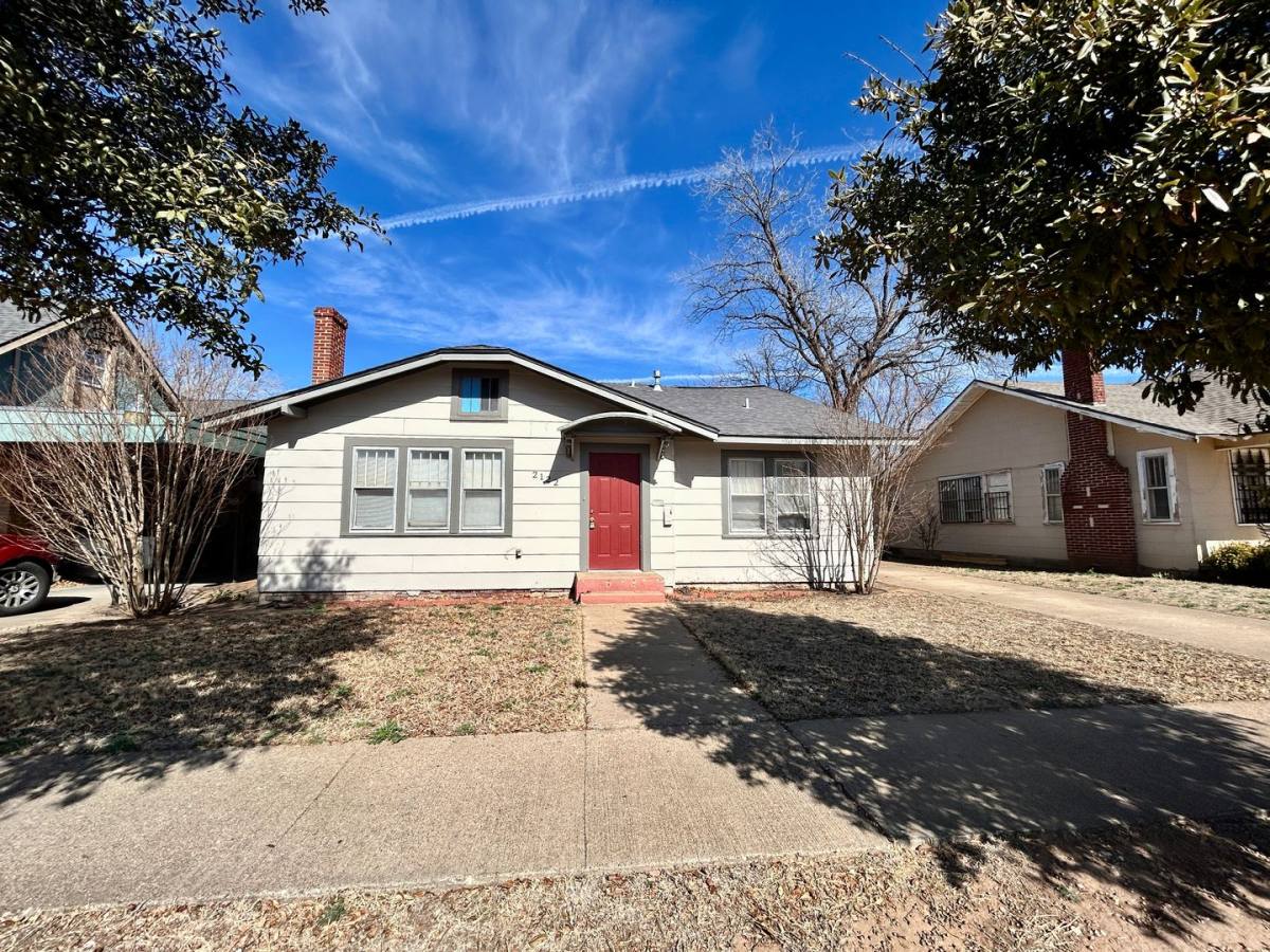 Apartment for rent at 2122 16th St, Lubbock, TX 79401