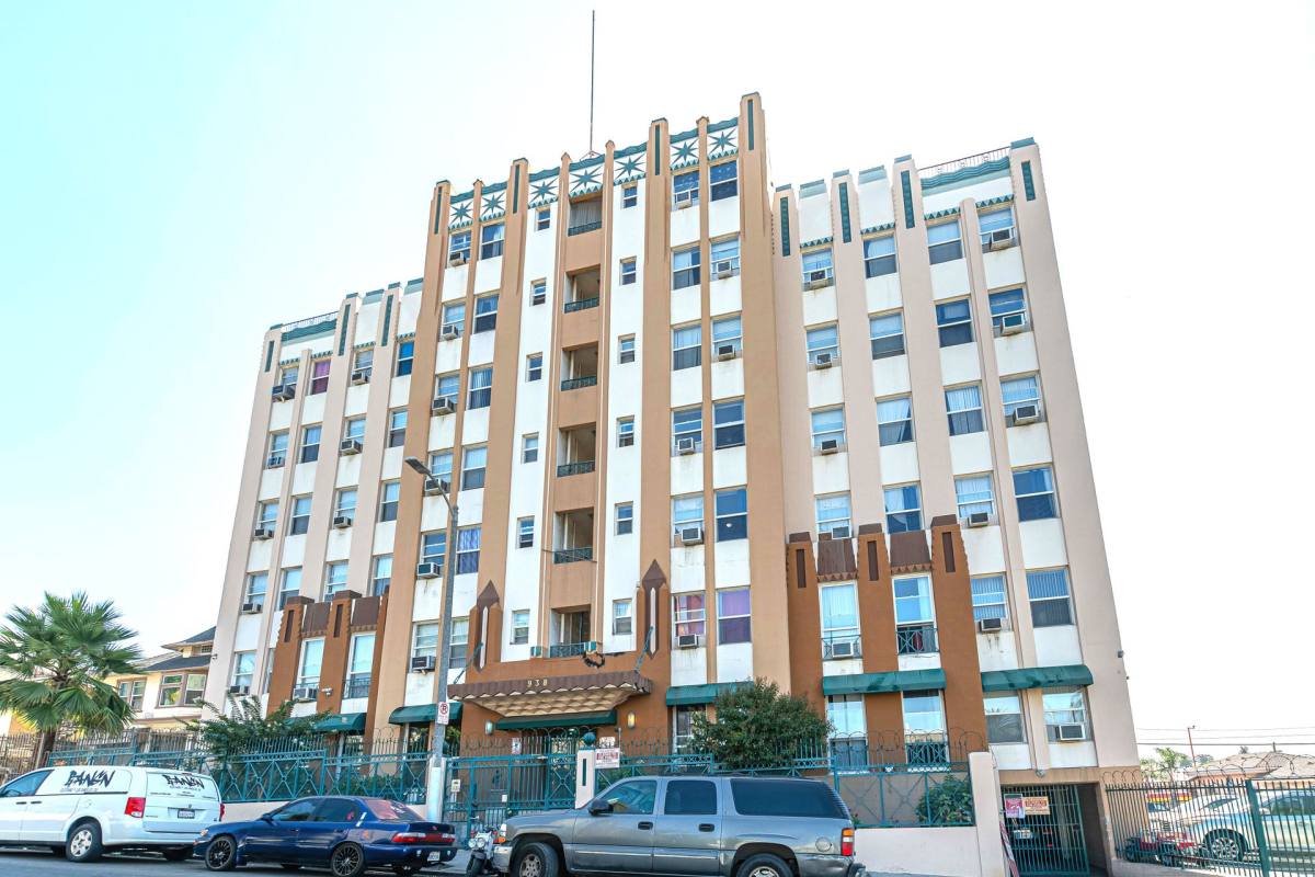 Apartment for rent at 938 S Lake St, Los Angeles, CA 90006