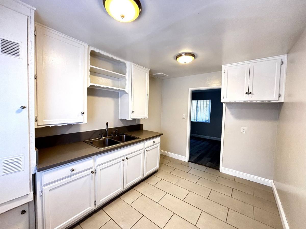 Apartment for rent at 927-943 E 108th St, Los Angeles, CA 90059