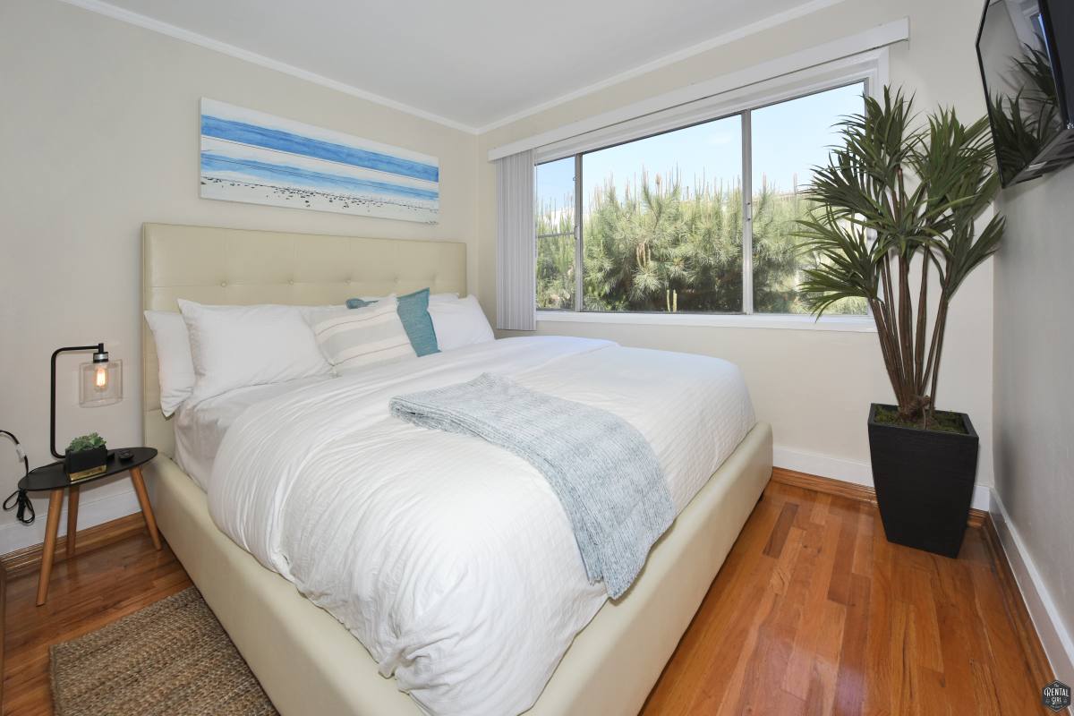 Apartment for rent at 16 Clubhouse Ave #7, Venice, CA 90291
