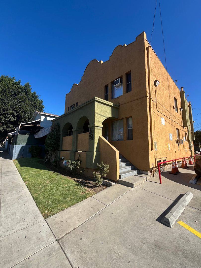 Apartment for rent at 2601 Main St, Los Angeles, CA 90031