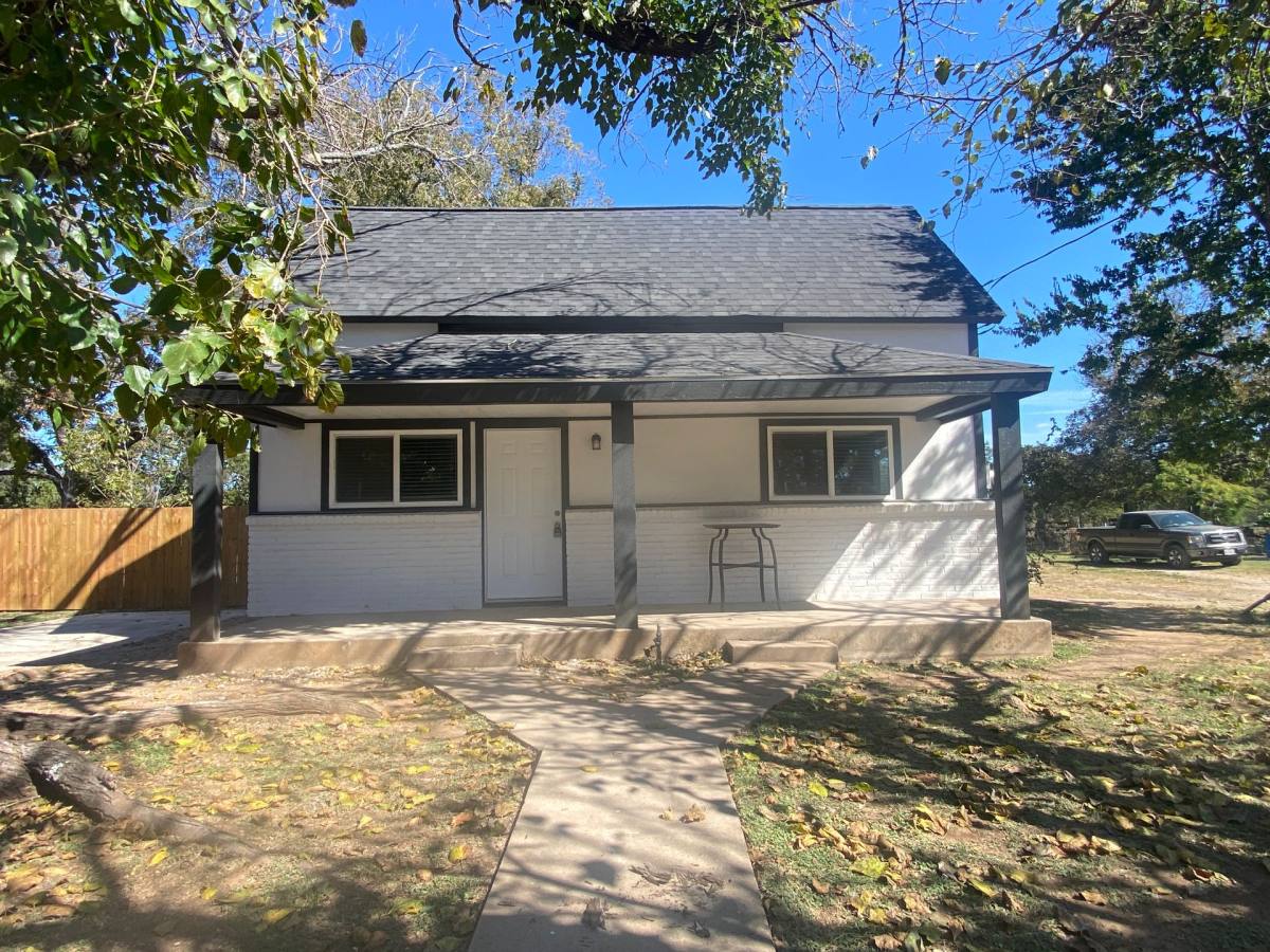 Townhouse for rent at 1113 A S Walnut St, Cleburne, TX 76033