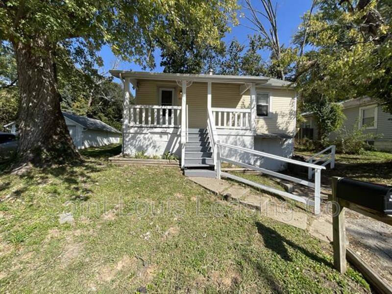 House for rent at 826 Marvin Ave, Saint Louis, MO 63135