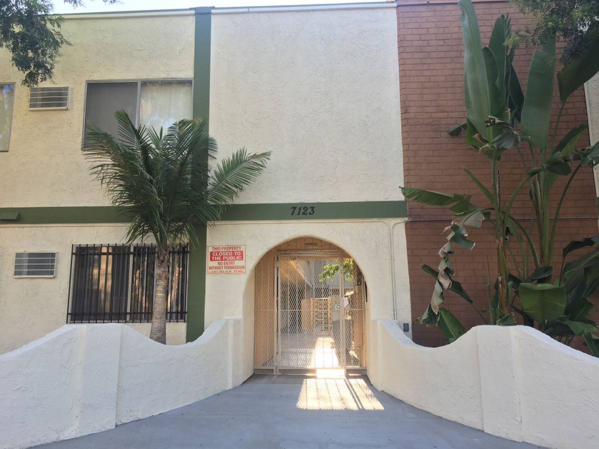Apartment for rent at 7123 Etiwanda Ave, Reseda, CA 91335