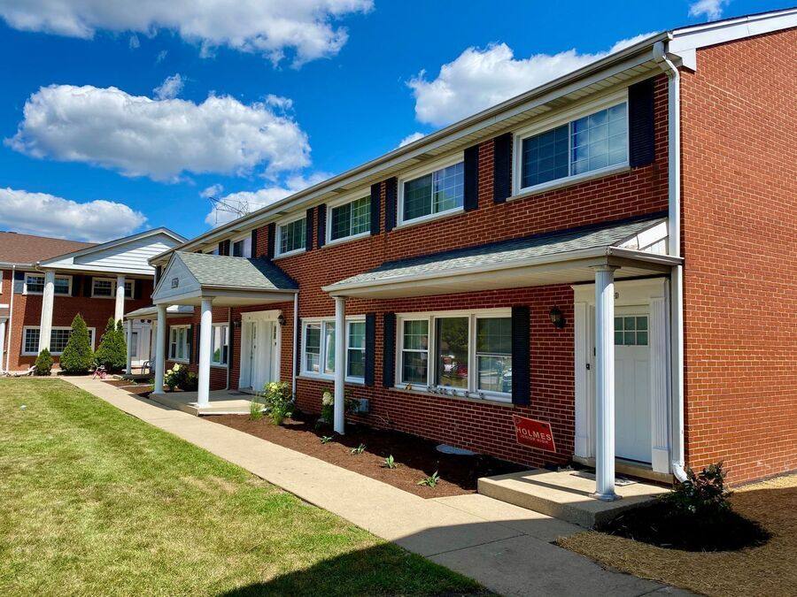 Townhouse for rent at 3021 Lynn Court #B, Arlington Heights, IL 60005
