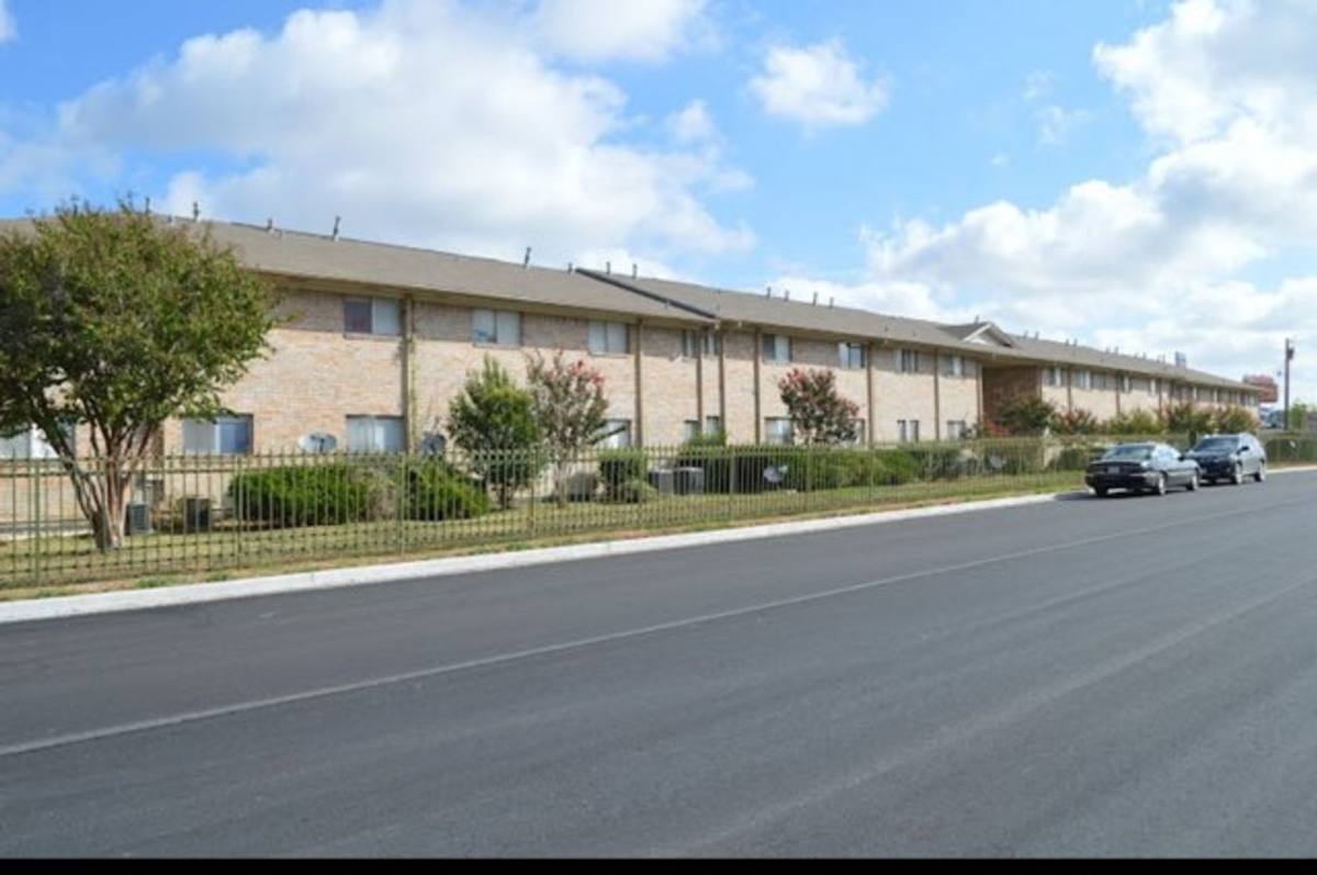 Apartment for rent at 1415 E Elm St, Hillsboro, TX 76645
