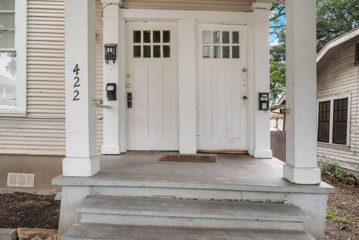 Apartment for rent at 422 W Mistletoe Ave #422-1, San Antonio, TX 78212