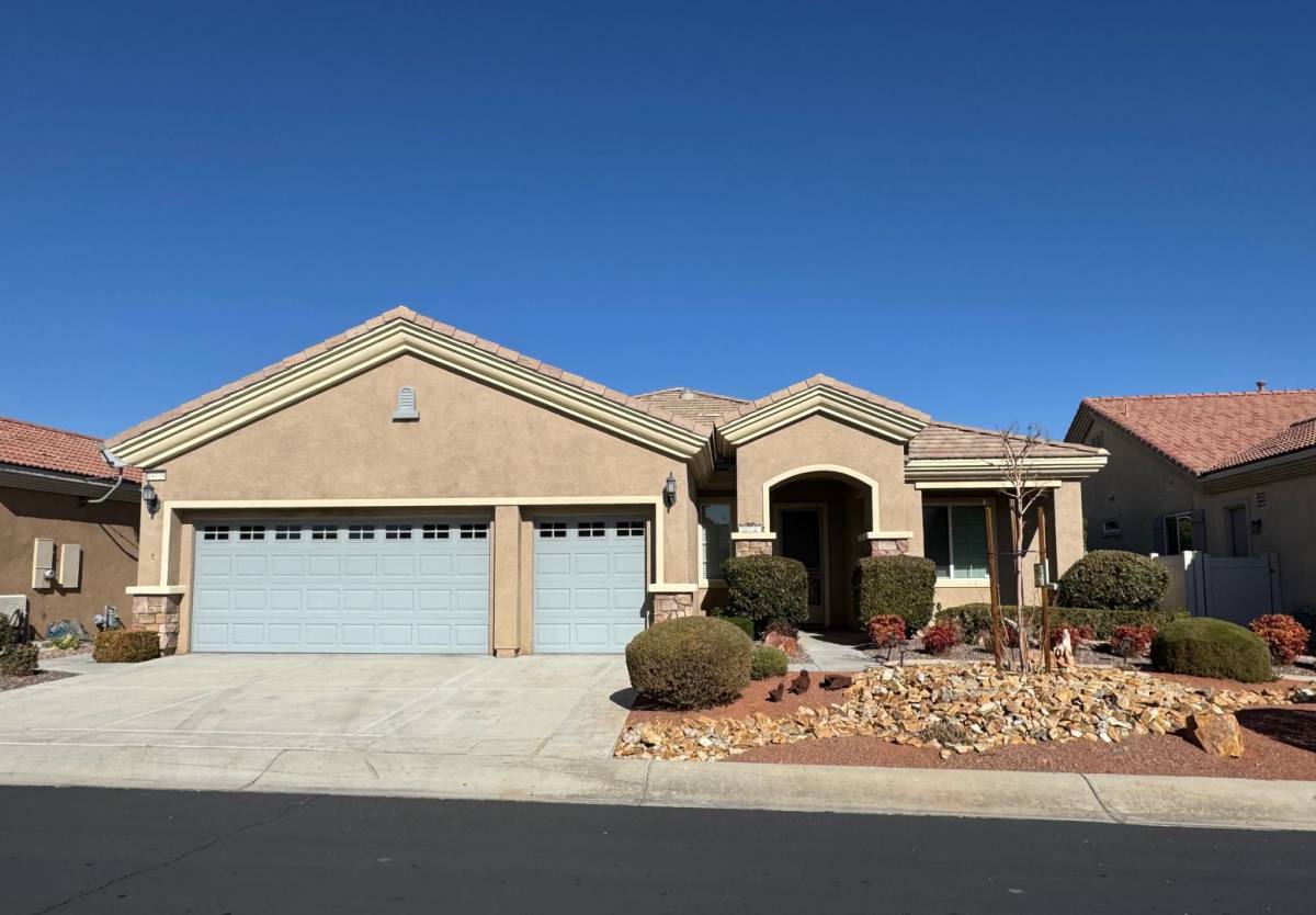 House for rent at 19436 Royal Oaks Rd, Apple Valley, CA 92308