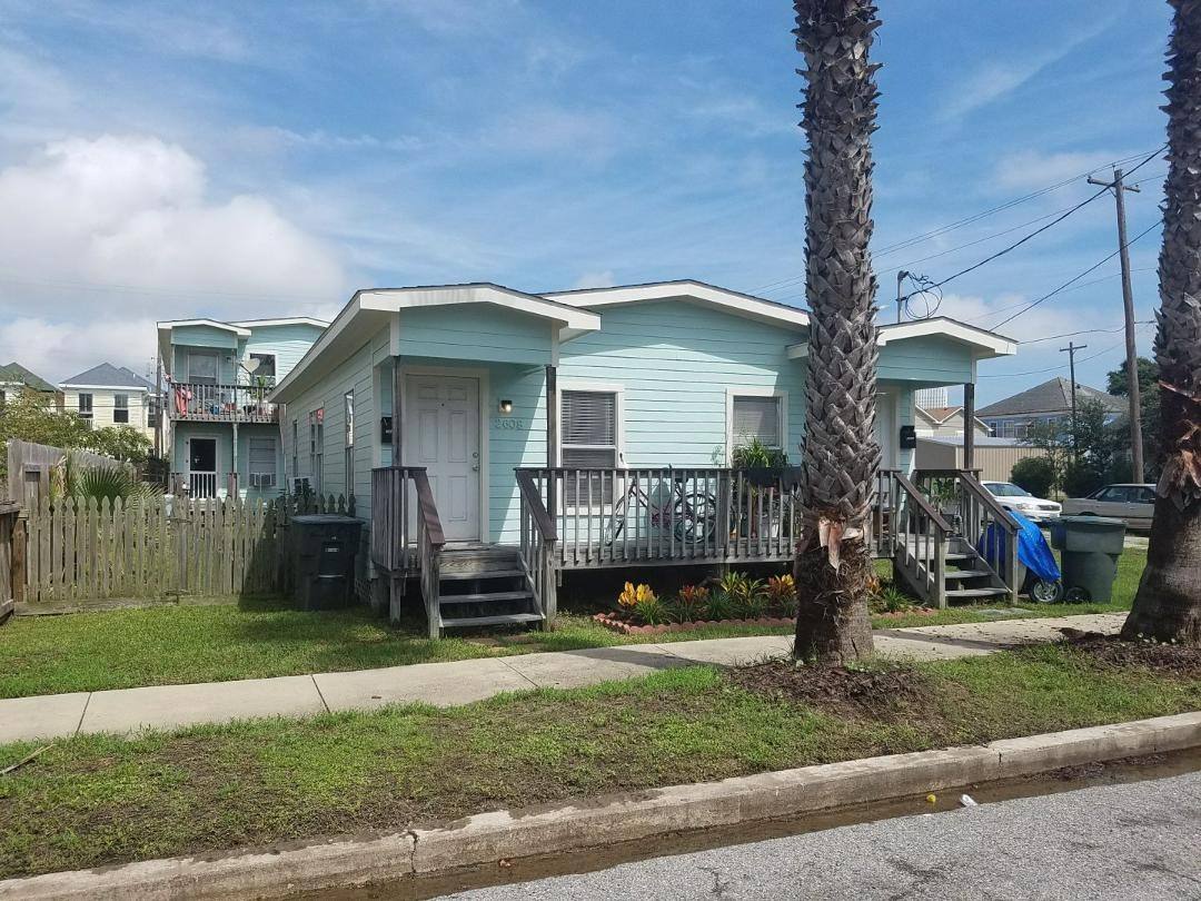 Apartment for rent at 2606 Ave L, Galveston, TX 77550